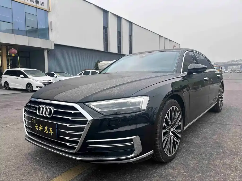 Audi A8 — фото 1