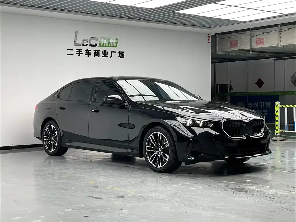 BMW 5 Series 2025 из CN, фото 3