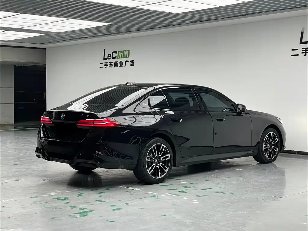 BMW 5 Series 2025 из CN, фото 5