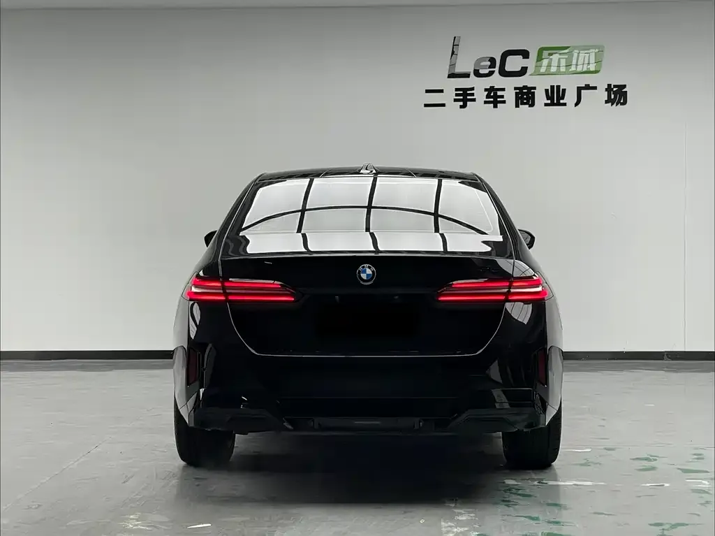 BMW 5 Series 2025 из CN, фото 2