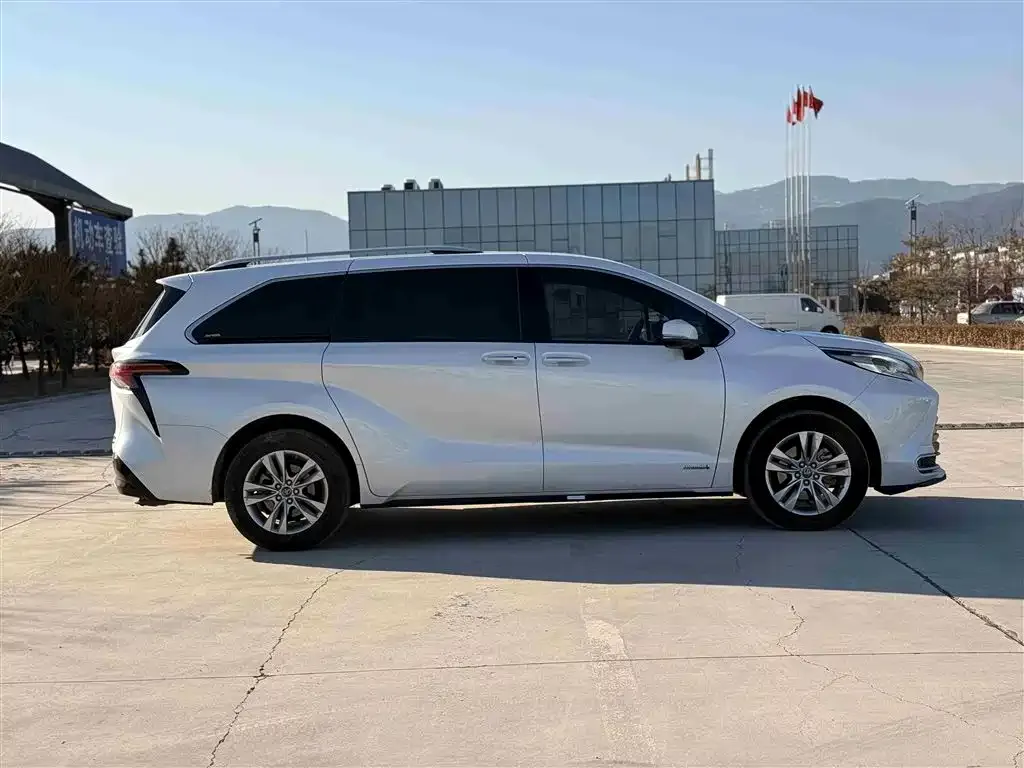 Toyota Sienna 2022 из CN, фото 4
