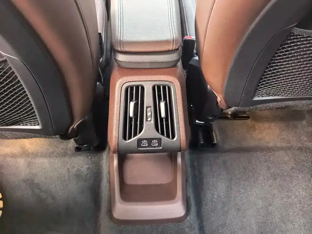 BMW iX1 2025 из CN, фото 7