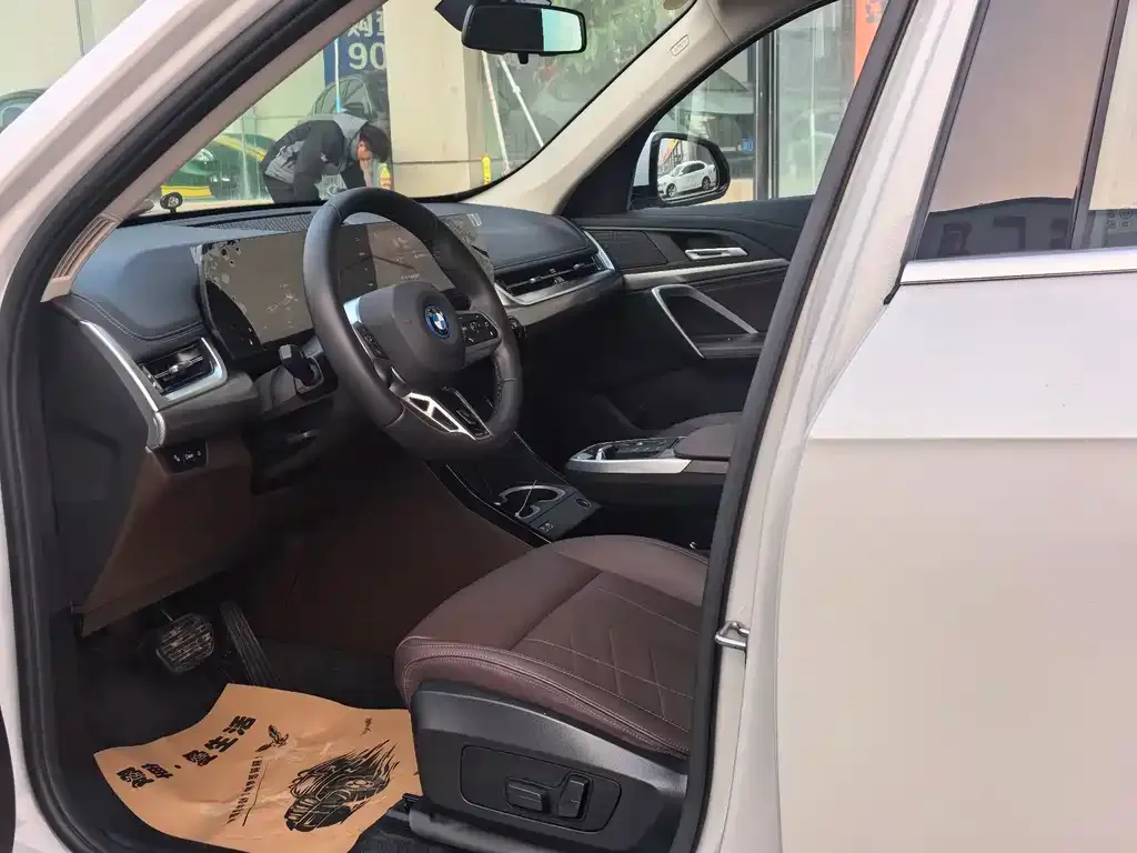 BMW iX1 2025 из CN, фото 2