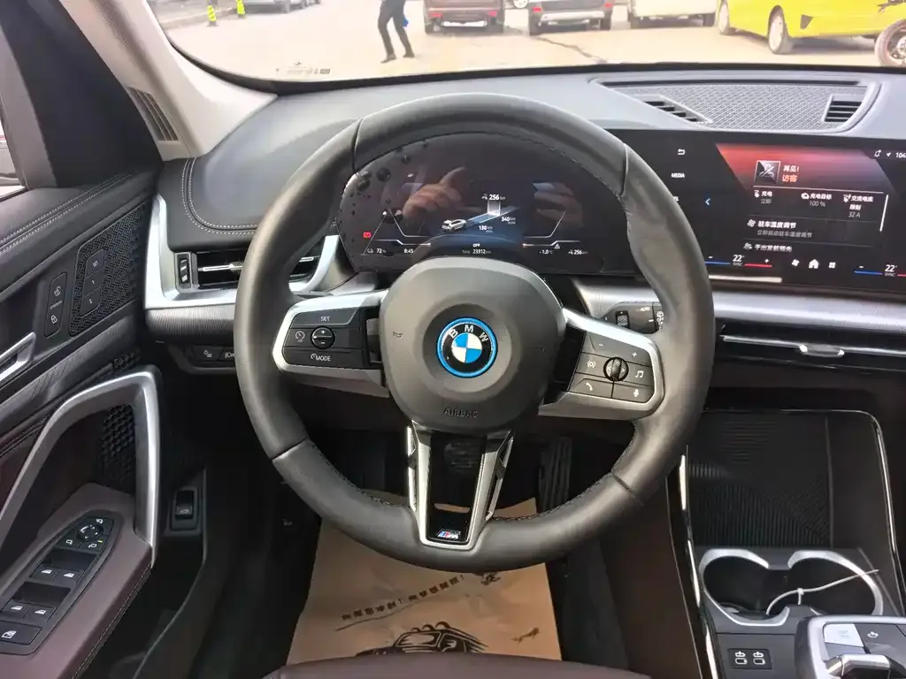 BMW iX1 2025 из CN, фото 8