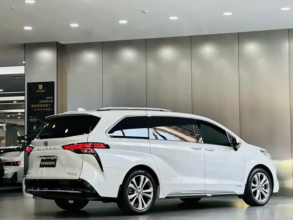 Toyota Sienna 2023 из CN, фото 2