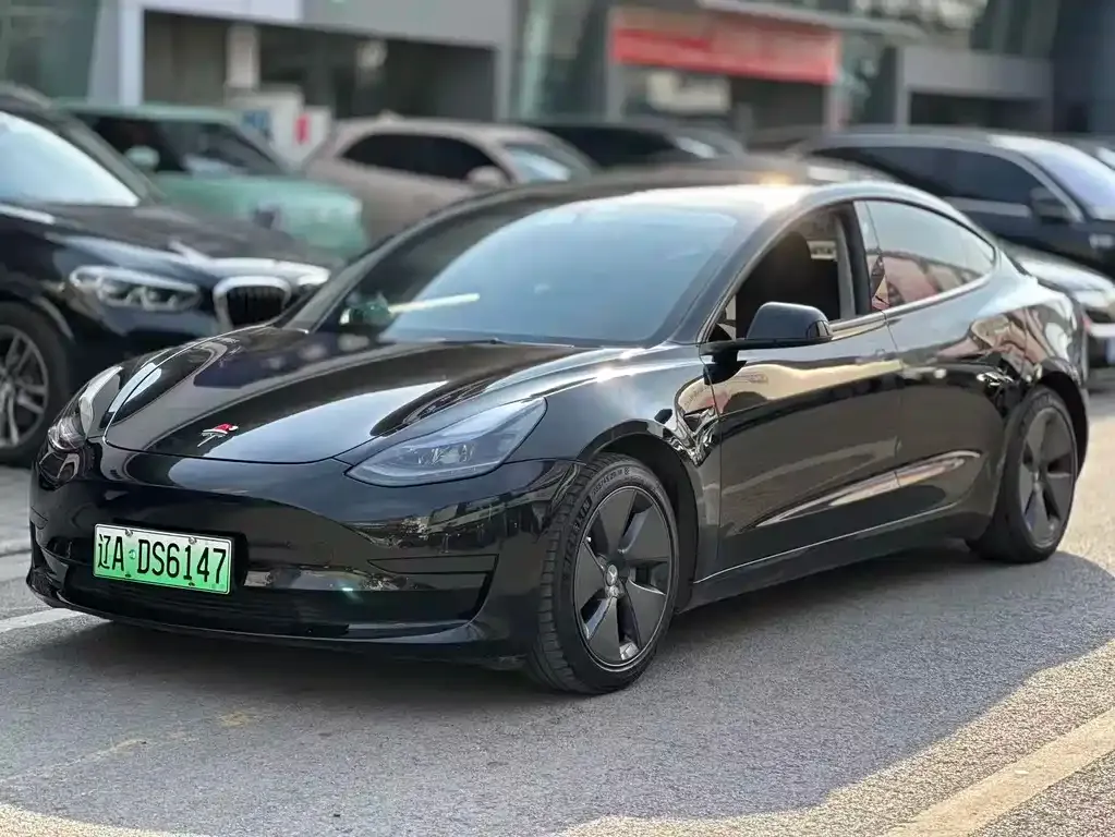 Tesla Model 3 — фото 1