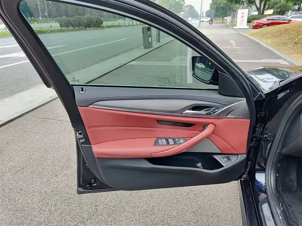 BMW 5 Series 2023 из CN, фото 7