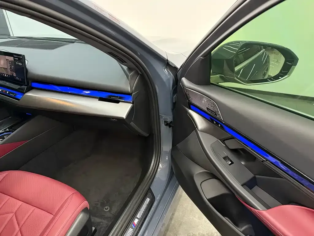 BMW 5 Series 2024 из CN, фото 2