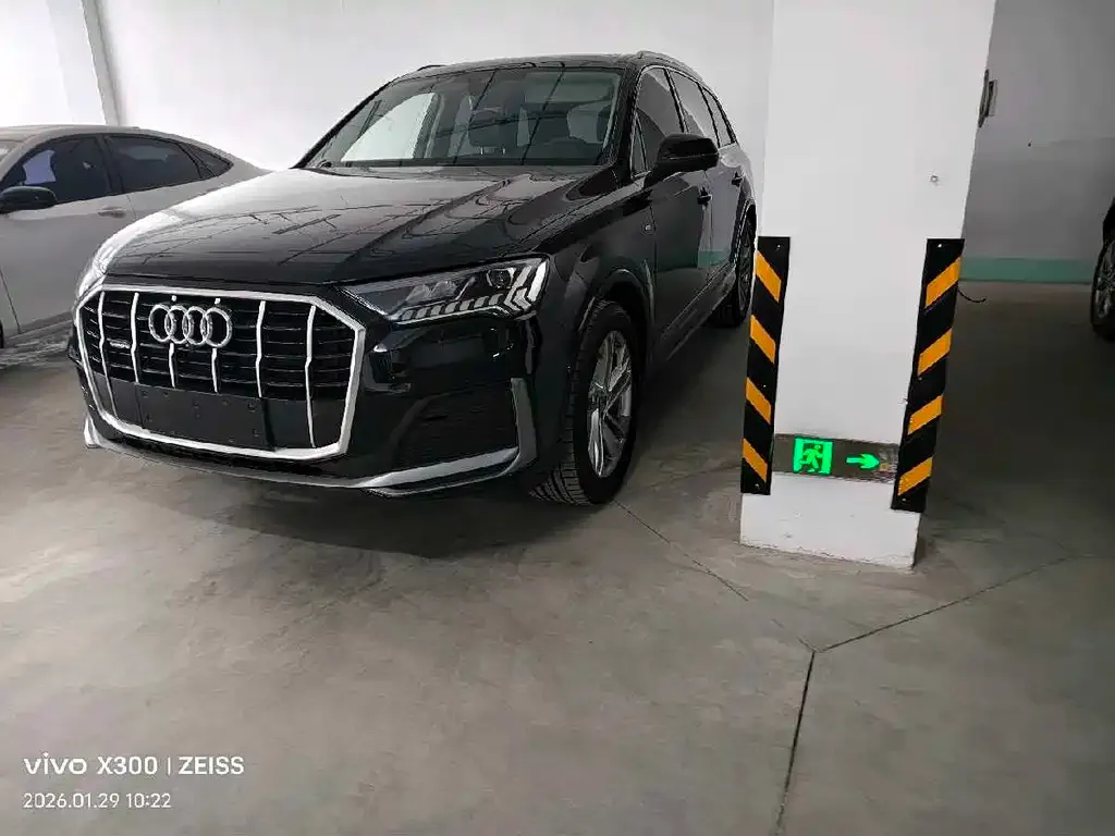Audi Q7 — фото 1