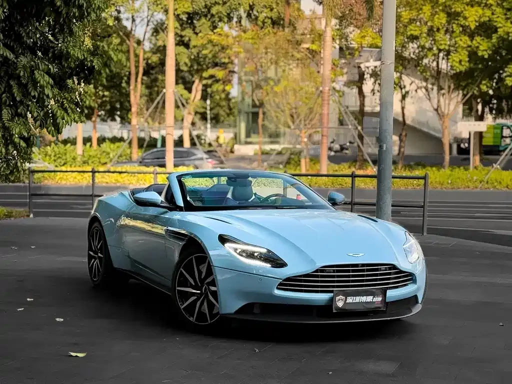 Aston Martin DB11 — фото 9