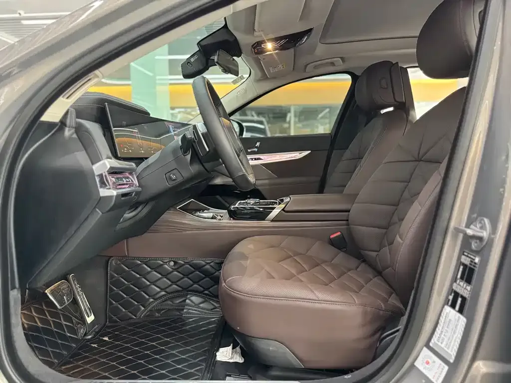 BMW 7 Series 2024 из CN, фото 9