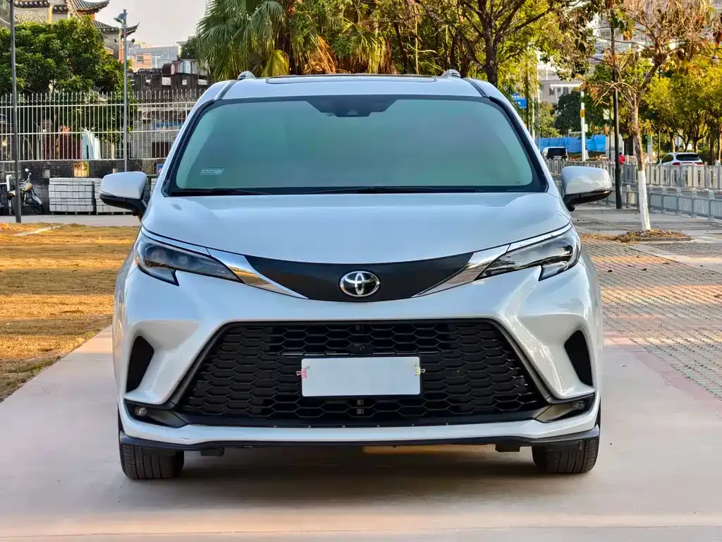 Toyota Granvia 2024 из CN, фото 10