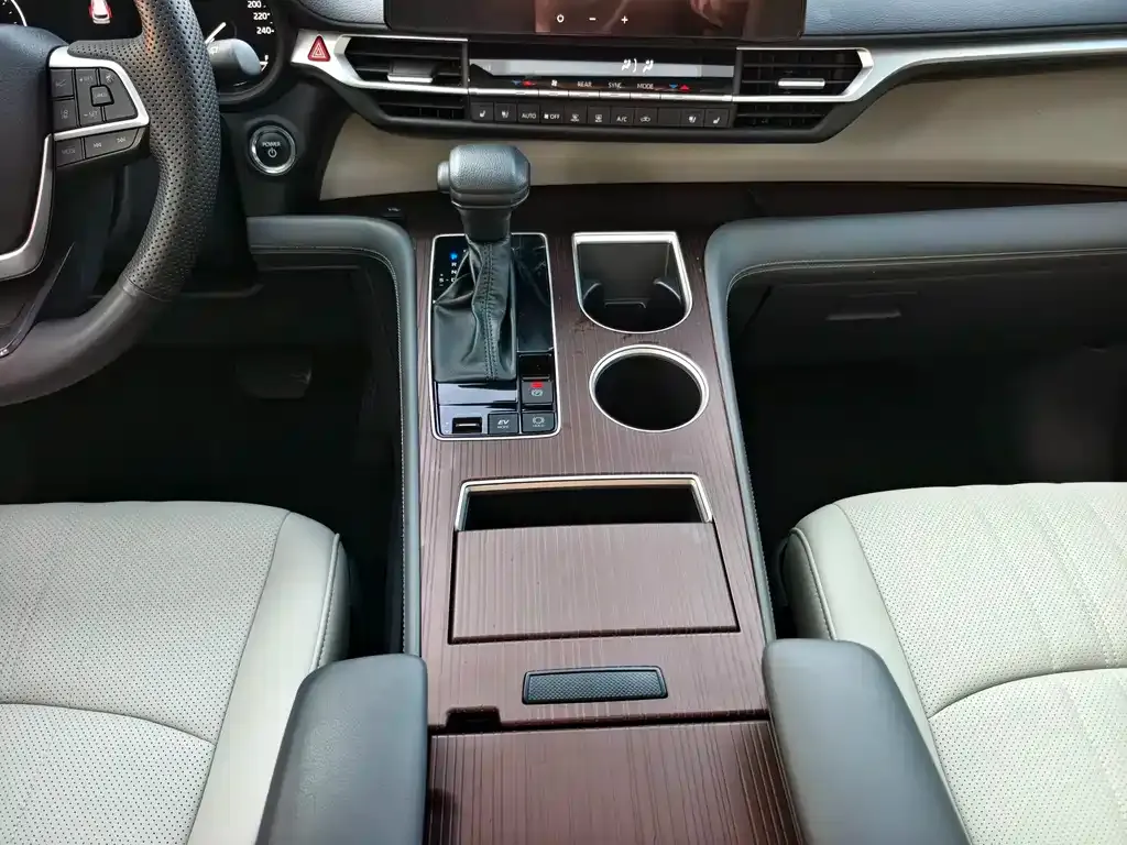 Toyota Granvia 2024 из CN, фото 3