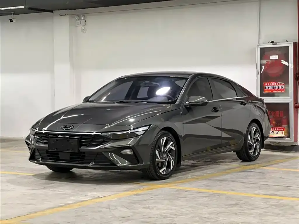 Hyundai Elantra — фото 1