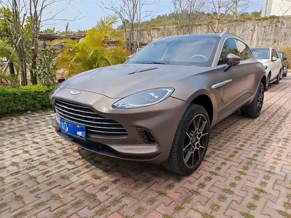 Aston Martin DBX — фото 1