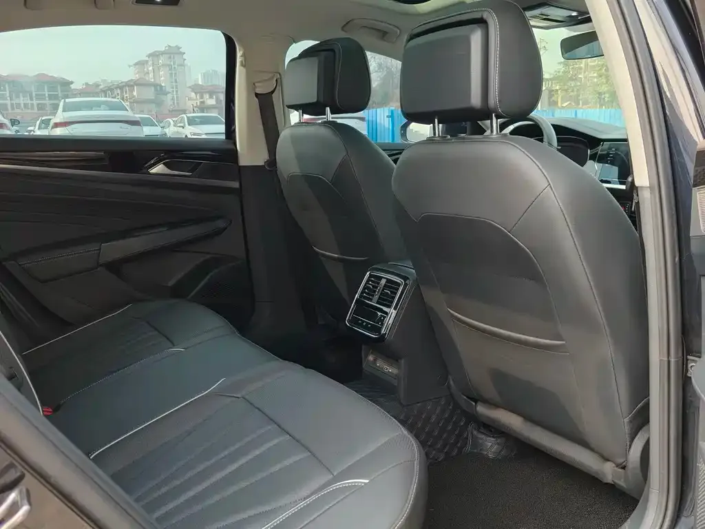 Volkswagen Passat 2024 из CN, фото 2