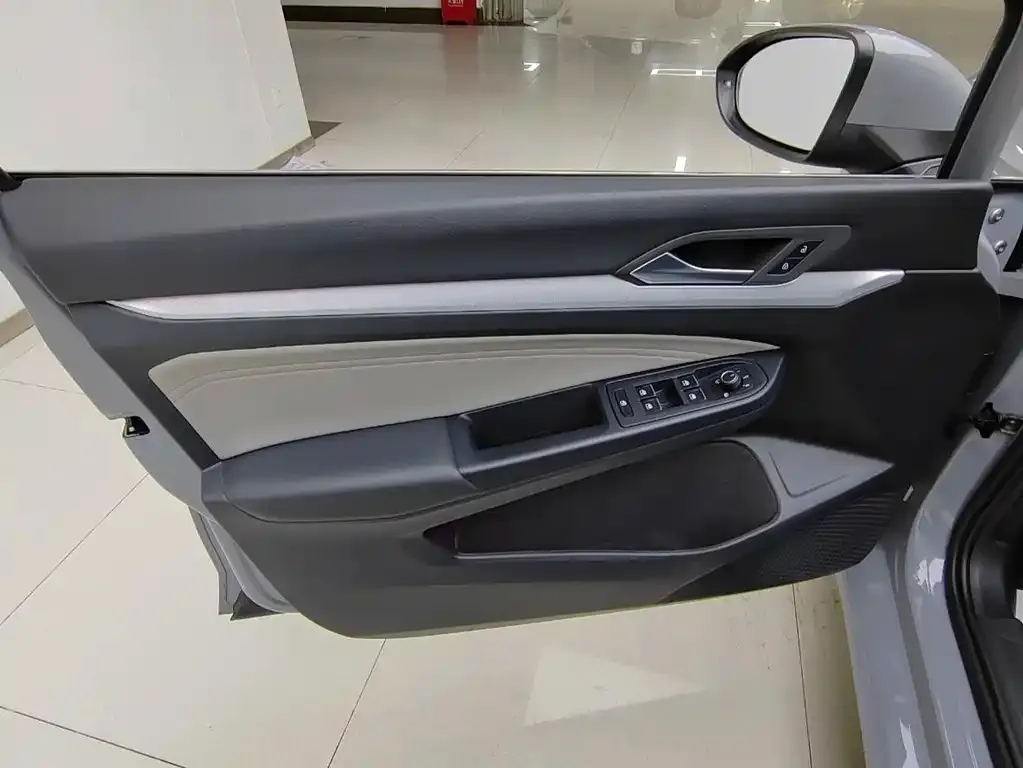 Volkswagen Golf 2023 из CN, фото 2