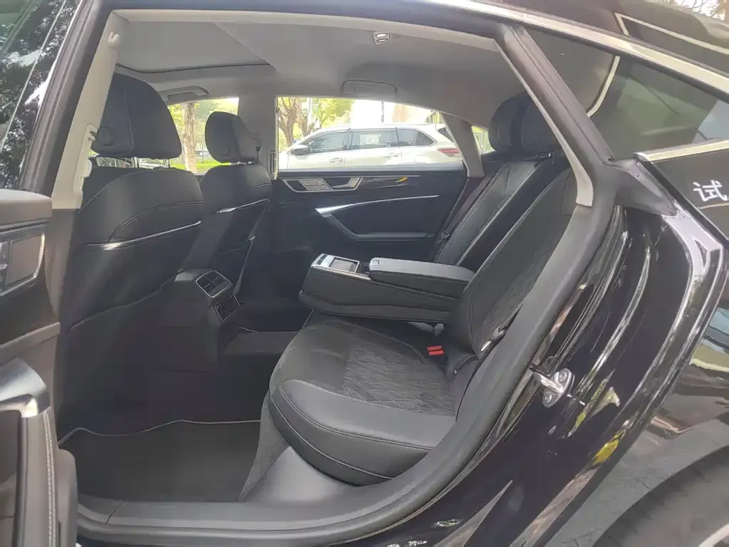 Audi A7L 2024 из CN, фото 6