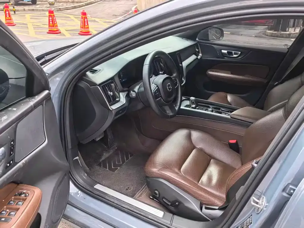 Volvo S60 2023 из CN, фото 5