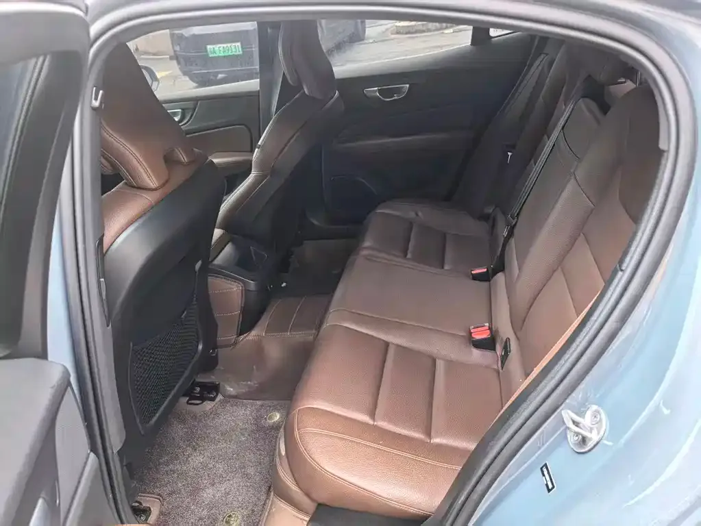 Volvo S60 2023 из CN, фото 3