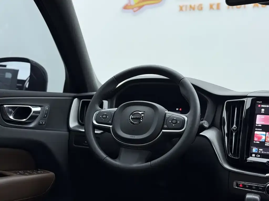 Volvo XC60 2024 из CN, фото 2