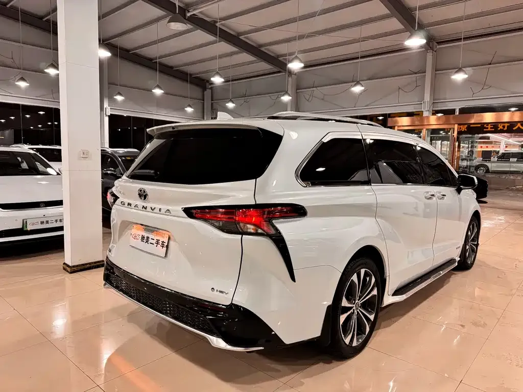 Toyota Granvia 2024 из CN, фото 2