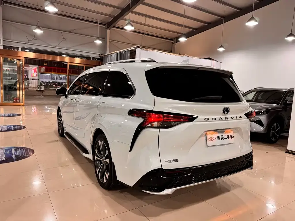 Toyota Granvia 2024 из CN, фото 10