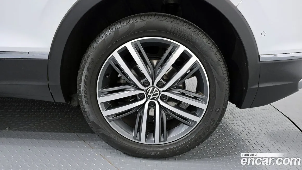 Volkswagen Tiguan — фото 9