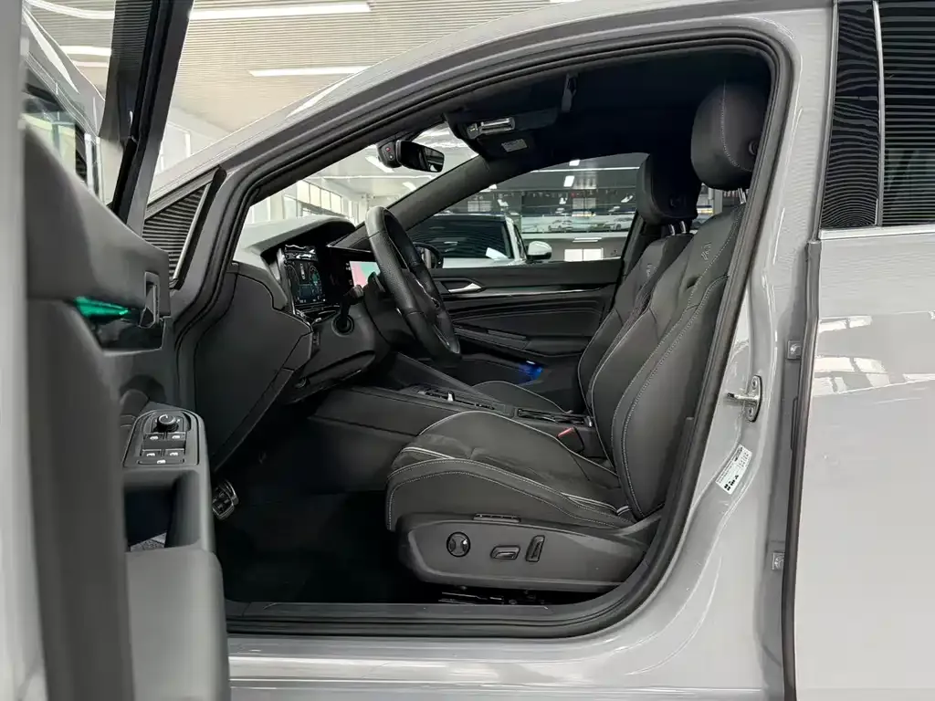 Volkswagen Golf 2023 из CN, фото 4