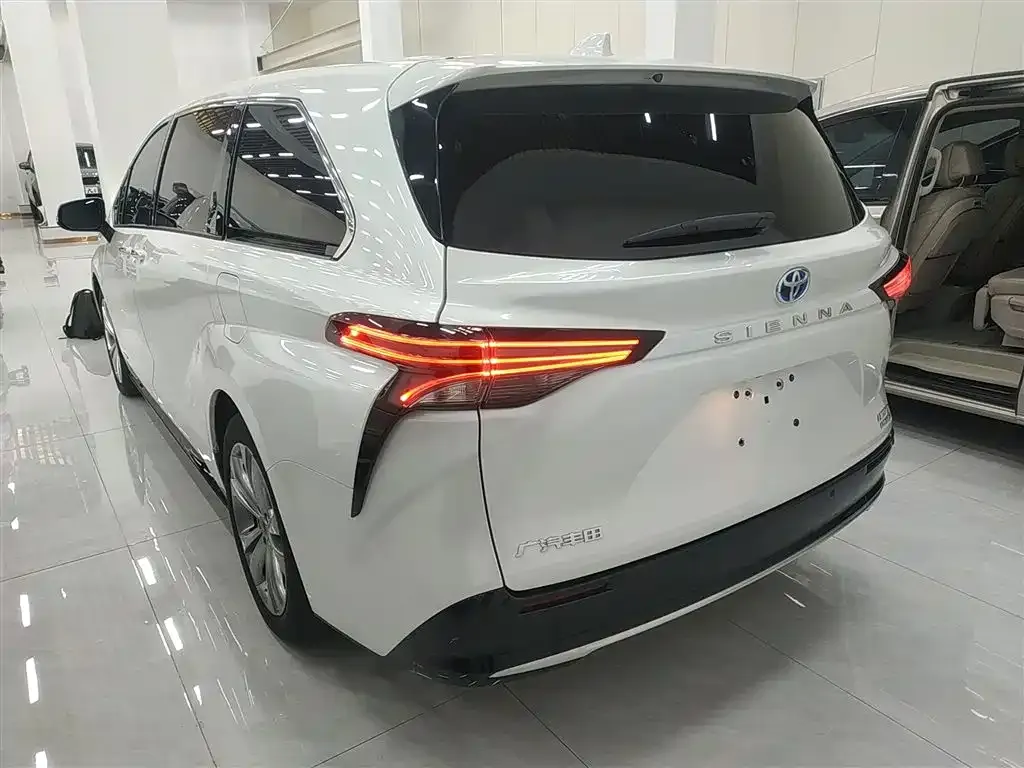 Toyota Sienna — фото 10