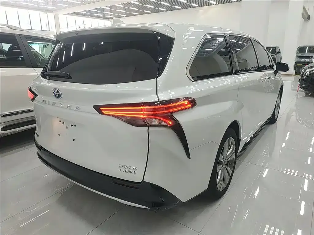 Toyota Sienna — фото 3