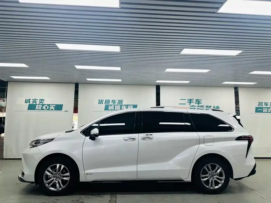 Toyota Sienna 2024 из CN, фото 5
