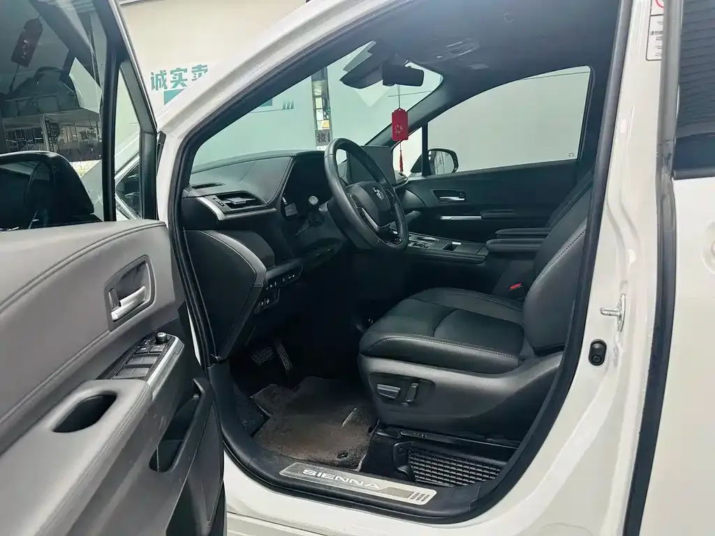 Toyota Sienna 2024 из CN, фото 3
