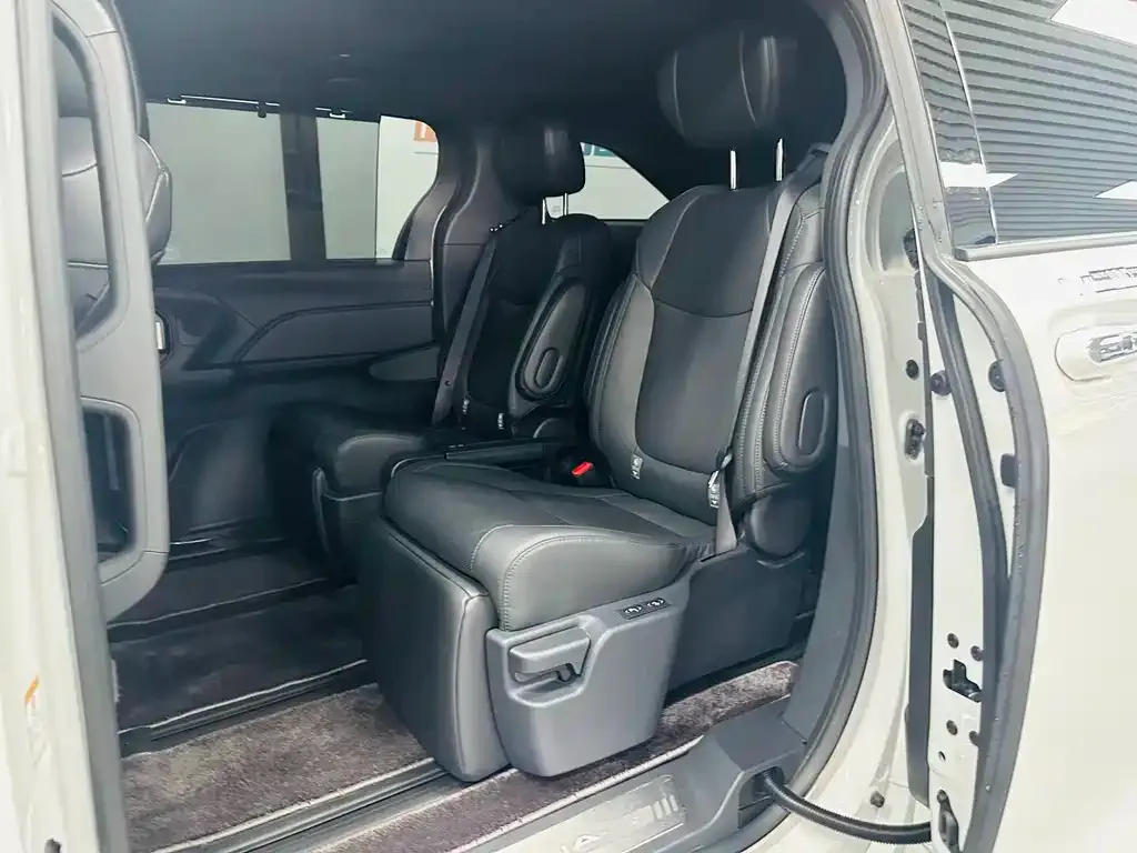 Toyota Sienna 2024 из CN, фото 8