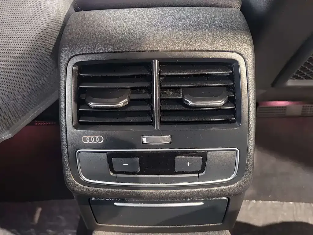 Audi A4L 2023 из CN, фото 10
