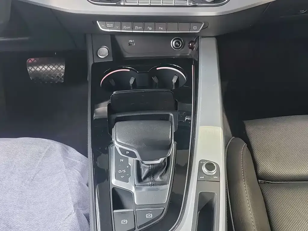 Audi A4L 2023 из CN, фото 4
