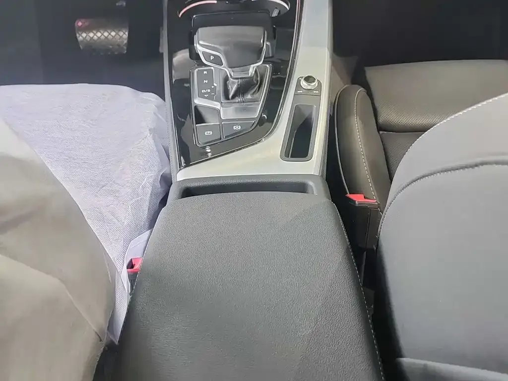 Audi A4L 2023 из CN, фото 6