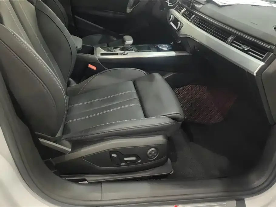 Audi A4L 2021 из CN, фото 4