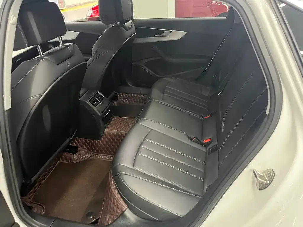 Audi A4L 2021 из CN, фото 5