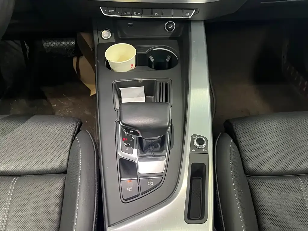 Audi A4L 2021 из CN, фото 10