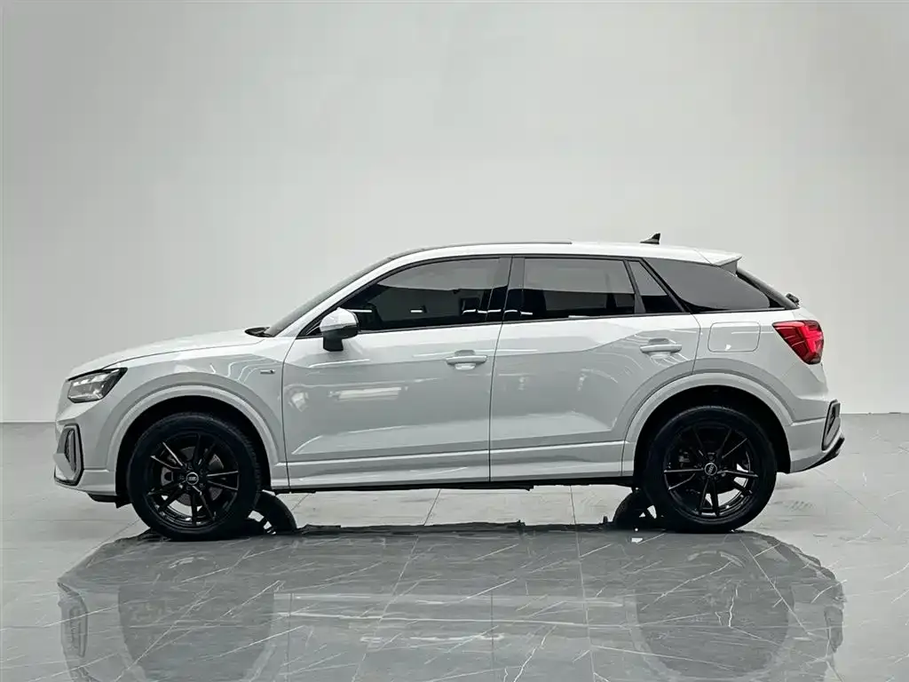 Audi Q2L 2025 из CN, фото 2