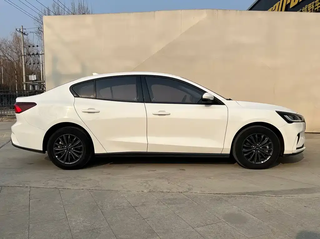 Ford Focus 2023 из CN, фото 8