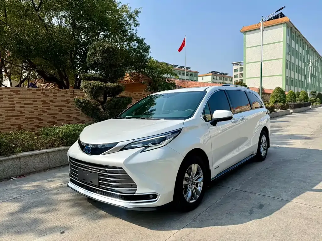 Toyota Sienna 2023 из CN, фото 1