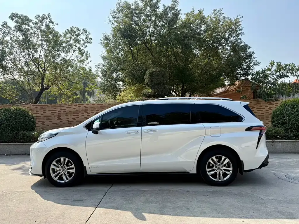 Toyota Sienna 2023 из CN, фото 4