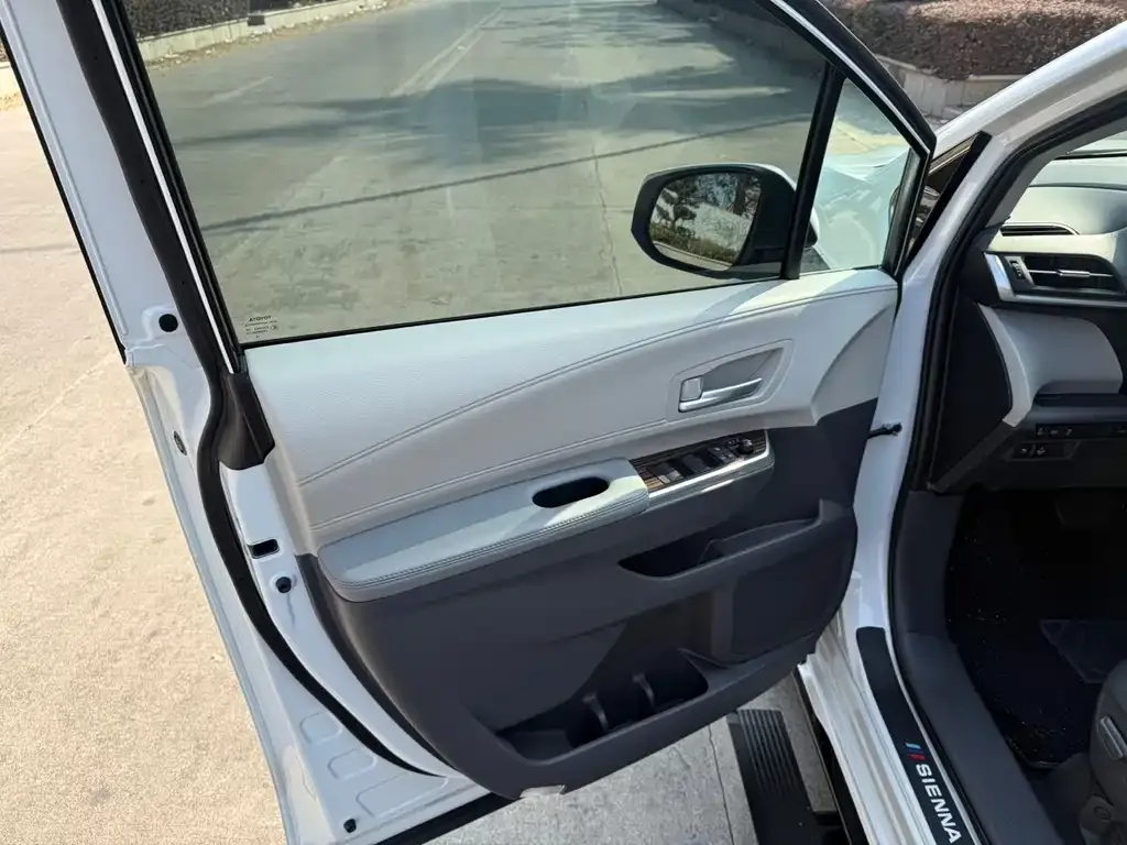 Toyota Sienna 2023 из CN, фото 3