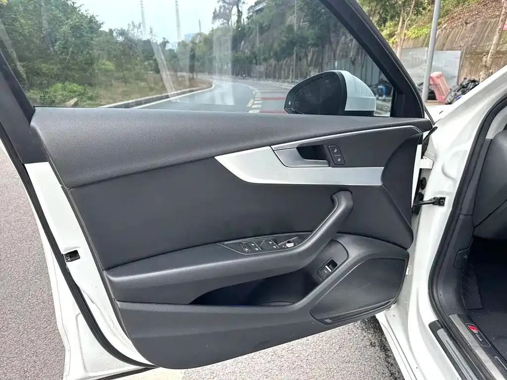 Audi A4L 2021 из CN, фото 2