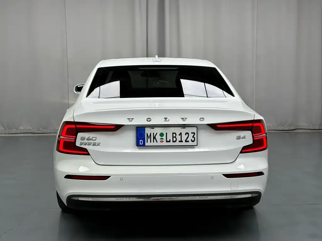 Volvo S60 2023 из CN, фото 2