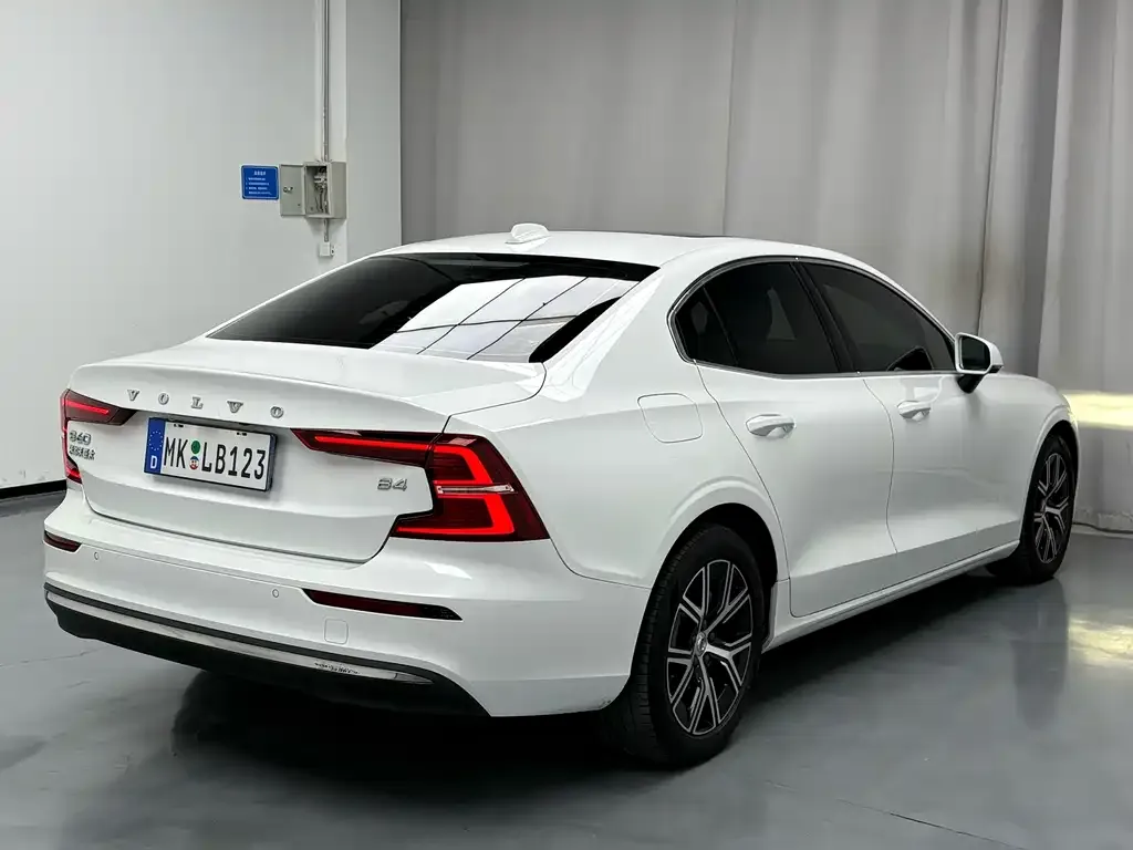 Volvo S60 2023 из CN, фото 3