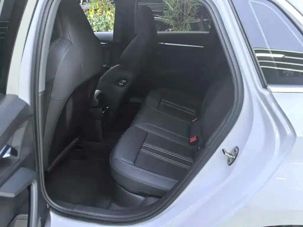 Audi A3 2023 из CN, фото 2