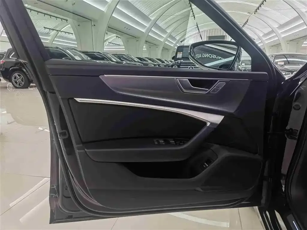 Audi A6L 2024 из CN, фото 4